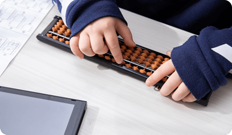 そろばんをする子どもの写真