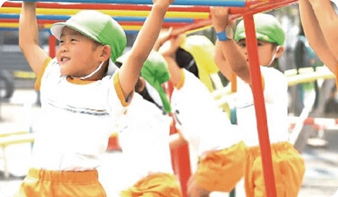 運動遊びをする子どもの写真