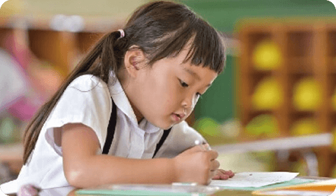 漢字学習をする子どもの写真