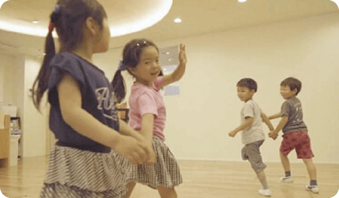 ダンスをする子どもの写真