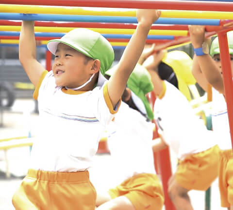 雲梯をする子どもの写真