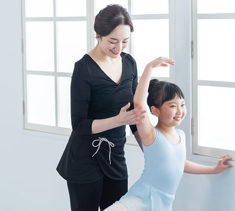 バレエをする子どもの写真