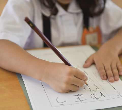 硬筆をする子どもの写真