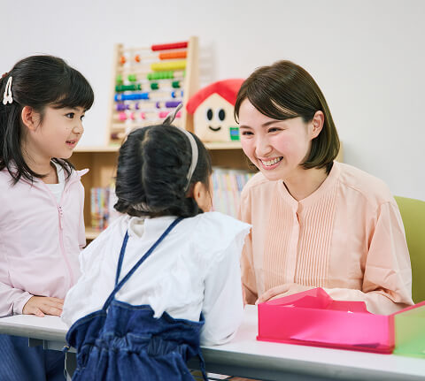 先生と勉強する子どもの写真