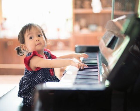 ピアノを弾く子どもの写真