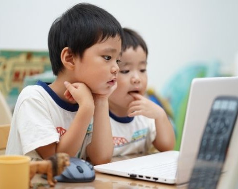 プログラミングをする子どもの写真