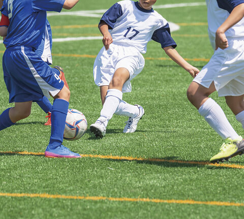 サッカーをする子どもの写真